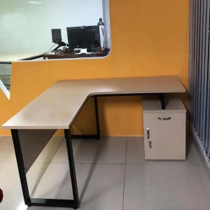 Bàn Chữ L Có Hộc Chân Sắt