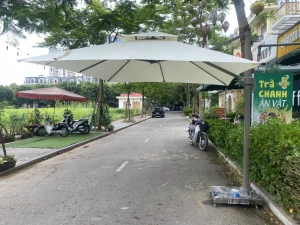 Ô dù sân vườn lệch tâm vuông xoay 360 loại có đế