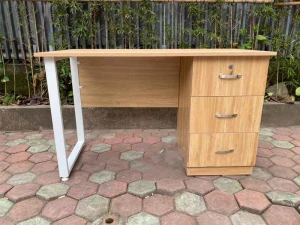 Bàn Làm Việc Chân Sắt Hộc Liền BH343