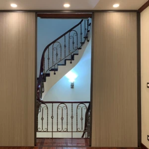 Vách ngăn lạnh phòng khách với cầu thang bằng rèm tổ ong - Giàn Phơi Hòa Phát