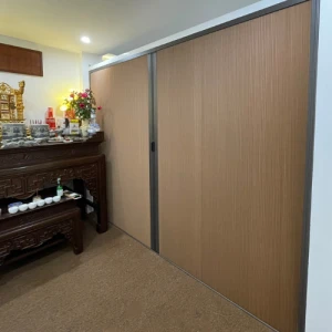 Vách ngăn phòng khách với phòng thờ bằng rèm tổ ong ngăn lạnh - Giàn Phơi Hòa Phát