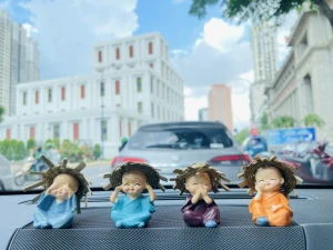 Tượng Trang Trí Ô Tô Mũ Rơm Giày Xanh B