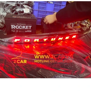 Đèn LED cốp sau xe Toyota Fortuner 2017- 2023, có đèn LED cao cấp mẫu mạ