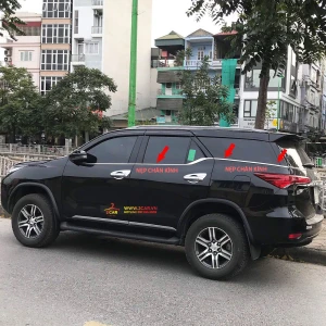 Nẹp viền chân kính, cong kính xe Toyota Fortuner 2017- 2018- 2019- 2020- 2021