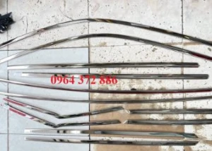 Nẹp viền chân kính và cong kính xe Peugeot 2008 hàng Inox 304 cao cấp