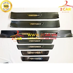 Ốp bậc cửa, nẹp bước chân CARBON xe Fortuner 2017- 2018- 2019- 2020- 2021- 2022
