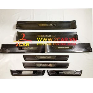 Ốp bậc cửa, Nẹp bước chân CARBON xe Toyota Innova đời 2017- 2022, 2023 vân cacbon cao cấp
