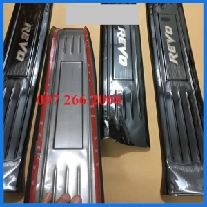 Ốp bậc cửa, nẹp bước chân xe Toyota Hilux Revo 2015 2016 2017 2018 2019 2020 2021 2022 2023 Mẫu TITAN