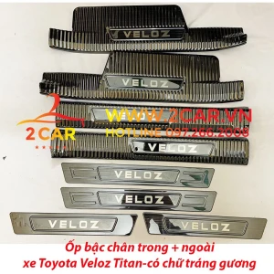 Ốp Bậc Cửa, Nẹp Bước Chân xe TOYOTA VELOZ 2022- 2023 HàngTitan ( Tặng kèm keo 3M) chữ tráng gương