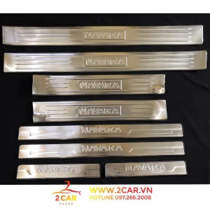 Ốp Bậc Cửa Trong, Ngoài Xe Nissan Navara 2015-2020, chất liệu Inox