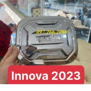 Ốp nắp bình xăng xe Toyota Innova 2023- 2024 NHỰA ABS MẠ CROM cao cấp - form mới nhất