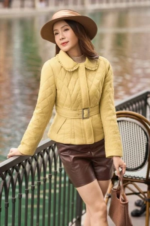 Áo phao nữ dáng ngắn Sweet cổ sen phối bèo kèm đai eo