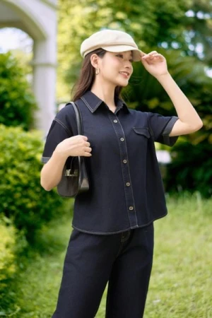 Áo sơmi bò giấy vai chờm cổ đức theo phong cách trẻ trung, sành điệu