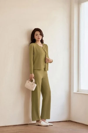 Bộ quần dài kèm áo cardigan chất liệu len tăm co giãn thoải mái, giữ ấm tốt