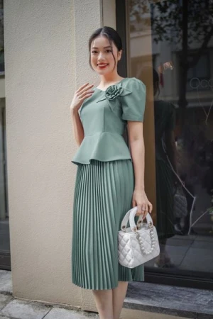 Chân váy công sở xếp ly dài, kiểu dáng thanh lịch