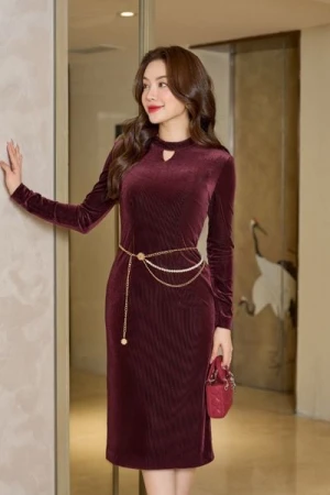 Đầm nhung tăm dáng ôm dài tay cổ đức cutout phong cách