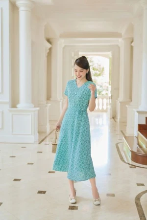 Đầm xoè nữ Cardina cổ V họa tiết chất liệu lụa Hàn Châu