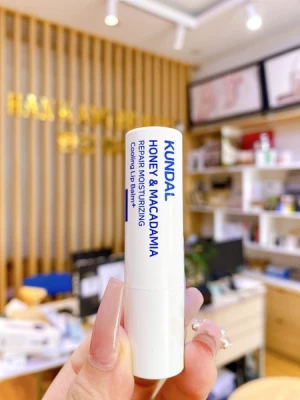 Son dưỡng môi giúp dưỡng ẩm, phục hồi Kundal Honey & Macadamia Repair Moisturizing Cooling Lip Balm
