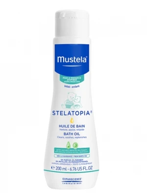 Dầu tắm Mustela Stelatopia Bath Oil - 200ml, với công thức đặc biệt giúp nhẹ nhàng làm sạch, làm dịu và bảo vệ làn da chàm thể tạng của bé